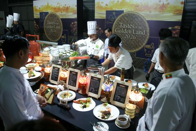 (260726) -- YANGON, July 26, 2026 (Xinhua) -- Chefs prepare meals at the Myanmar Traditional Food Show and Competition in Yangon, Myanmar, July 25, 2026. TO GO WITH "Feature: Tastes of Golden Land: Regional flavors blend at Myanmar's largest traditional food show" (Xinhua/Myo Kyaw Soe)