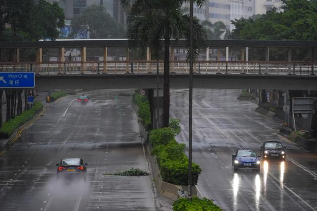 (260726) -- HONG KONG, July 26, 2026 (Xinhua) -- A car drives past a broken branch on a road in Hong Kong, south China, July 26, 2026. The Hong Kong Observatory downgraded the typhoon signal to the Strong Wind Signal No. 3 at 12:40 p.m. local time on Sunday as Typhoon Noul moves away.
   With Noul moving into inland Guangdong and weakening, local winds are decreasing gradually, according to the observatory. (Xinhua/Zhu Wei)