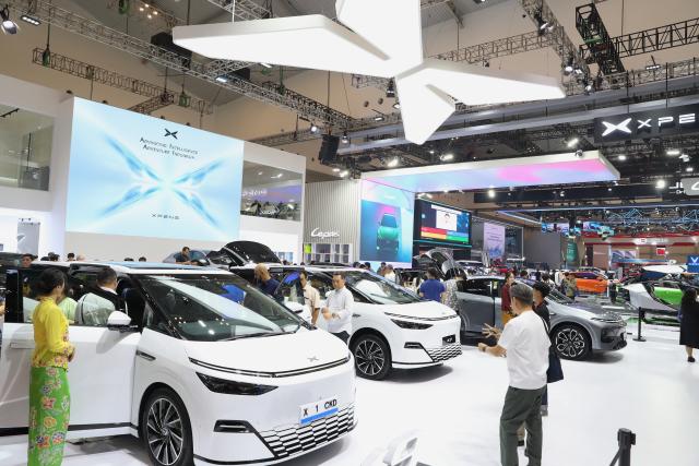(260726) -- GUANGZHOU, July 26, 2026 (Xinhua) -- People visit the booth of Chinese auto brand Xpeng during the GAIKINDO Indonesia International Auto Show (GIIAS) 2025 at the Indonesia Convention Exhibition in Tangerang, Banten Province, Indonesia, July 24, 2025. (Xinhua/Cen Yunpeng)