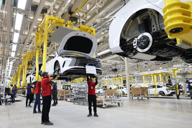 (260726) -- GUANGZHOU, July 26, 2026 (Xinhua) -- Workers operate at the production base complex of BYD in Camacari, Bahia State, Brazil, June 12, 2026. (Xinhua/Jin Haoyuan)