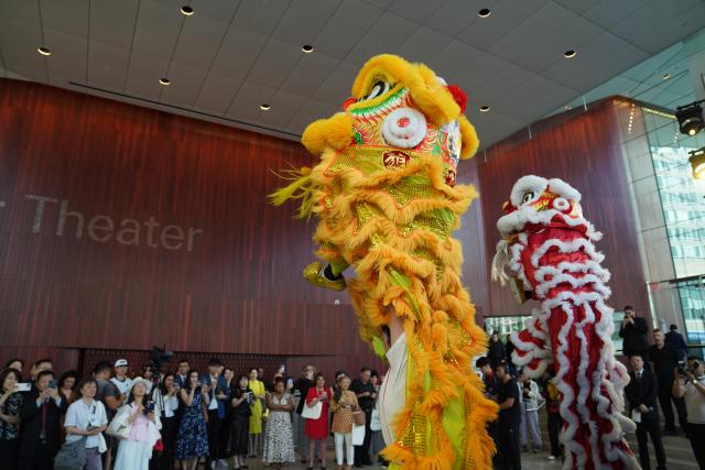 (260726) -- NEW YORK, July 26, 2026 (Xinhua) -- Artists perform lion dance at a Chinese Arts Week at Lincoln Center in New York, the United States, on July 23, 2026. TO GO WITH "Feature: Chinese Arts Week brings tradition, vitality to New York" (Xinhua/Zhang Fengguo)