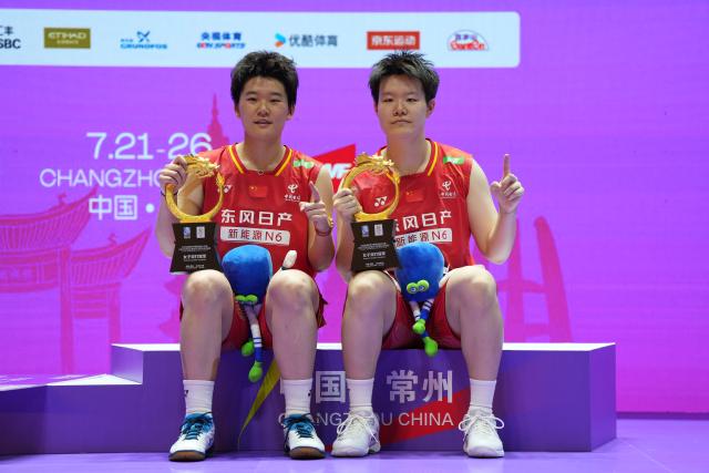 (260726) -- CHANGZHOU, July 26, 2026 (Xinhua) -- Liu Shengshu/Tan Ning (L) of China pose for photos after the awarding ceremony of the women's doubles at the 2026 China Open badminton tournament in Changzhou, east China's Jiangsu Province, July 26, 2026. (Xinhua/Sun Fei)