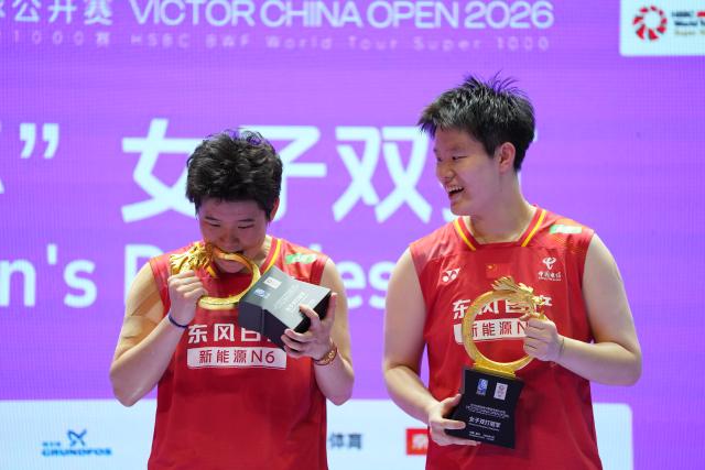 (260726) -- CHANGZHOU, July 26, 2026 (Xinhua) -- Liu Shengshu/Tan Ning (L) of China celebrate during the awarding ceremony of the women's doubles at the 2026 China Open badminton tournament in Changzhou, east China's Jiangsu Province, July 26, 2026. (Xinhua/Sun Fei)