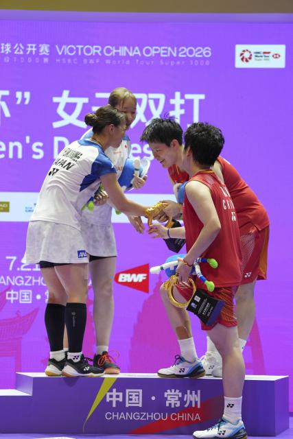 (260726) -- CHANGZHOU, July 26, 2026 (Xinhua) -- Liu Shengshu (2nd R)/Tan Ning (1st R) of China and Fukushima Yuki (1st L)/Matsumoto Mayu of Japan greet each other during the awarding ceremony of the women's doubles at the 2026 China Open badminton tournament in Changzhou, east China's Jiangsu Province, July 26, 2026. (Xinhua/Sun Fei)