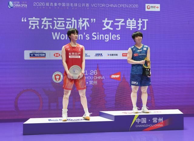 (260726) -- CHANGZHOU, July 26, 2026 (Xinhua) -- Gold medalist Yamaguchi Akane (R) and silver medalist Chen Yufei pose on the podium during the awarding ceremony after the women's singles final match between Chen Yufei of China and Yamaguchi Akane of Japan at the 2026 China Open badminton tournament in Changzhou, east China's Jiangsu Province, July 26, 2026. (Xinhua/Li Bo)