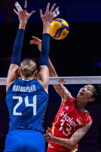 (260726) -- MACAO, July 26, 2026 (Xinhua) -- Dong Yuhan (R) of China spikes the ball during the 3rd Place match between China and Italy at the Women's Volleyball Nations League (VNL) 2026 Finals in Macao, south China, July 26, 2026. (Xinhua/Cheong Kam Ka)