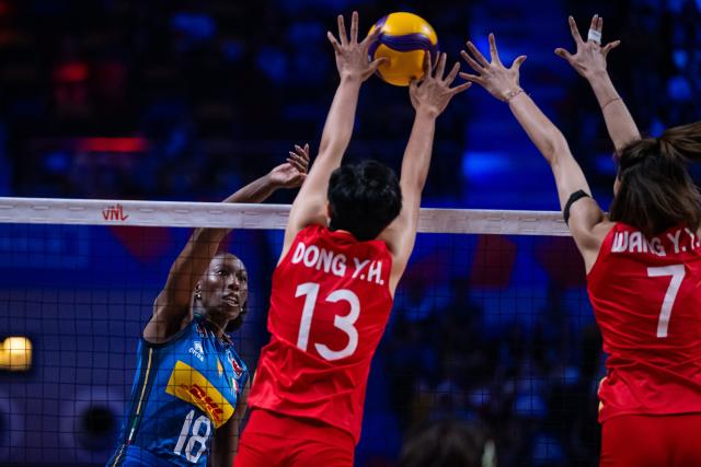 (260726) -- MACAO, July 26, 2026 (Xinhua) -- Paola Ogechi Egonu (L) of Italy competes the 3rd Place match between China and Italy at the Women's Volleyball Nations League (VNL) 2026 Finals in Macao, south China, July 26, 2026. (Xinhua/Cheong Kam Ka)