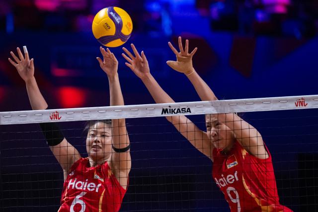 (260726) -- MACAO, July 26, 2026 (Xinhua) -- Gong Xiangyu (L) and Wang Aoqian of China compete during the 3rd Place match between China and Italy at the Women's Volleyball Nations League (VNL) 2026 Finals in Macao, south China, July 26, 2026. (Xinhua/Cheong Kam Ka)