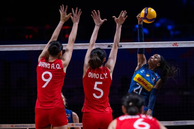 (260726) -- MACAO, July 26, 2026 (Xinhua) -- Oghosasere Loveth Omoruyi (R) of Italy spikes the ball during the 3rd Place match between China and Italy at the Women's Volleyball Nations League (VNL) 2026 Finals in Macao, south China, July 26, 2026. (Xinhua/Cheong Kam Ka)