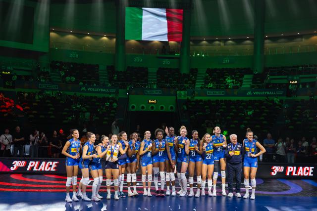 (260726) -- MACAO, July 26, 2026 (Xinhua) -- Players of Italy celebrate on the podium after the 3rd Place match between China and Italy at the Women's Volleyball Nations League (VNL) 2026 Finals in Macao, south China, July 26, 2026. (Xinhua/Cheong Kam Ka)