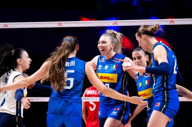 (260726) -- MACAO, July 26, 2026 (Xinhua) -- Players of Italy celebrate during the 3rd Place match between China and Italy at the Women's Volleyball Nations League (VNL) 2026 Finals in Macao, south China, July 26, 2026. (Xinhua/Cheong Kam Ka)