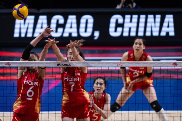 (260726) -- MACAO, July 26, 2026 (Xinhua) -- Gong Xiangyu (1st L) and Wang Yuanyuan (2nd L) of China compete during the 3rd Place match between China and Italy at the Women's Volleyball Nations League (VNL) 2026 Finals in Macao, south China, July 26, 2026. (Xinhua/Cheong Kam Ka)