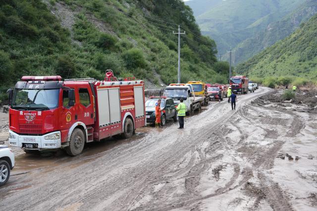 (260726) -- WEIYUAN, July 26, 2026 (Xinhua) -- Rescuers arrive at the flood-hit scenic area in Weiyuan County, northwest China's Gansu Province, July 26, 2026.
  A flash flood triggered by sudden heavy rainfall hit a scenic area in northwest China's Gansu Province on Sunday afternoon, leaving 10 people dead and 23 injured as of 6 p.m., local authorities said.
  Some tourists were camping in the scenic area in Weiyuan County, Dingxi City, and were trapped after the flood burst out.
  Local public security and fire-and-rescue departments have dispatched rescue teams to the site, and search-and-rescue operations are underway. (Photo by Zhou Qiong/Xinhua)