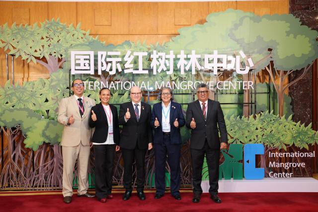 (260726) -- SHENZHEN, July 26, 2026 (Xinhua) -- Representatives pose for photos outside the conference hall of the first council meeting of the International Mangrove Center in Shenzhen, south China's Guangdong Province, July 26, 2026.
  The first council meeting and inauguration ceremony of the International Mangrove Center was held here on Sunday. Representatives from member states, signatory countries and observer institutions of the center attended the meeting, during which a series of institutional documents including the strategic plan and rules of procedure have been reviewed and adopted, and the Secretary-General of the International Mangrove Center was appointed. The Secretariat of the center is officially settled in Shenzhen. (Xinhua/Liang Xu)