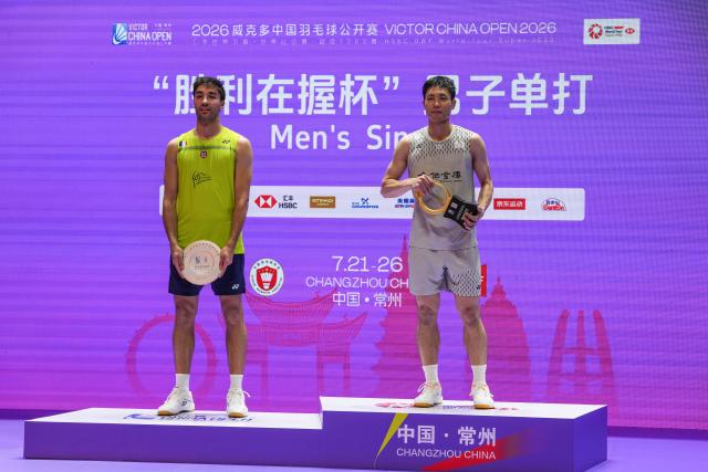 (260726) -- CHANGZHOU, July 26, 2026 (Xinhua) -- Gold medalist Chou Tien Chen (R) and silver medalist Toma Junior Popov pose on the podium during the awarding ceremony after the men's singles final match between Chou Tien Chen of Chinese Taipei and Toma Junior Popov of France at the China Open 2026 badminton tournament in Changzhou, east China's Jiangsu Province, July 26, 2026. (Xinhua/Li Bo)