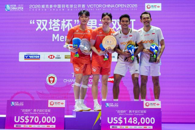 (260726) -- CHANGZHOU, July 26, 2026 (Xinhua) -- Winner Fajar Alfian (1st R)/Muhammad Shohibul Fikri (2nd R) and runner-up Kim Won Ho (1st L)/Seo Seung Jae pose for a group photo during the victory ceremony after the men's doubles final match between Fajar Alfian/Muhammad Shohibul Fikri of Indonesia and Kim Won Ho/Seo Seung Jae of South Korea at the China Open 2026 badminton tournament in Changzhou, east China's Jiangsu Province, July 26, 2026. (Xinhua/Sun Fei)