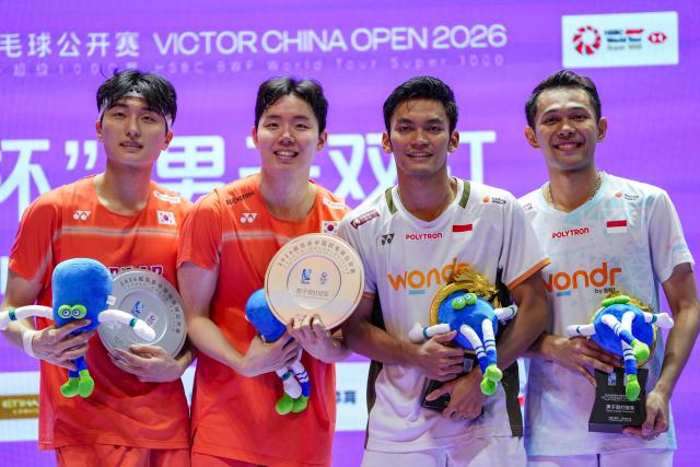 (260726) -- CHANGZHOU, July 26, 2026 (Xinhua) -- Winner Fajar Alfian (1st R)/Muhammad Shohibul Fikri (2nd R) and runner-up Kim Won Ho (1st L)/Seo Seung Jae pose for a group photo during the victory ceremony after the men's doubles final match between Fajar Alfian/Muhammad Shohibul Fikri of Indonesia and Kim Won Ho/Seo Seung Jae of South Korea at the China Open 2026 badminton tournament in Changzhou, east China's Jiangsu Province, July 26, 2026. (Xinhua/Sun Fei)