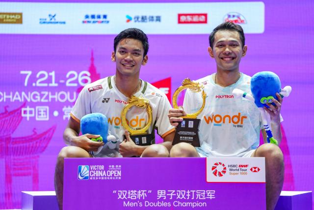 (260726) -- CHANGZHOU, July 26, 2026 (Xinhua) -- Winner Fajar Alfian (R)/Muhammad Shohibul Fikri pose for a group photo during the victory ceremony after the men's doubles final match between Fajar Alfian/Muhammad Shohibul Fikri of Indonesia and Kim Won Ho/Seo Seung Jae of South Korea at the China Open 2026 badminton tournament in Changzhou, east China's Jiangsu Province, July 26, 2026. (Xinhua/Sun Fei)