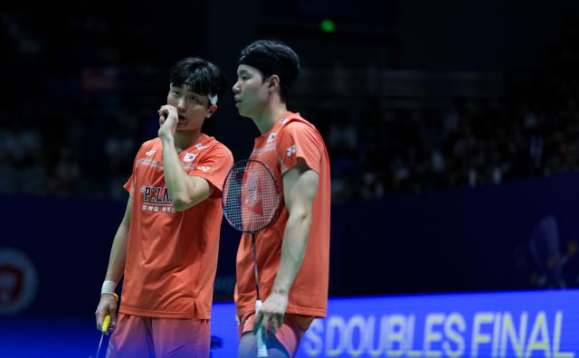 (260726) -- CHANGZHOU, July 26, 2026 (Xinhua) -- Kim Won Ho (L)/Seo Seung Jae communicate during the men's doubles final match between Fajar Alfian/Muhammad Shohibul Fikri of Indonesia and Kim Won Ho/Seo Seung Jae of South Korea at the China Open 2026 badminton tournament in Changzhou, east China's Jiangsu Province, July 26, 2026. (Xinhua/Sun Fei)