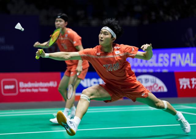 (260726) -- CHANGZHOU, July 26, 2026 (Xinhua) -- Kim Won Ho (front)/Seo Seung Jae compete during the men's doubles final match between Fajar Alfian/Muhammad Shohibul Fikri of Indonesia and Kim Won Ho/Seo Seung Jae of South Korea at the China Open 2026 badminton tournament in Changzhou, east China's Jiangsu Province, July 26, 2026. (Xinhua/Sun Fei)