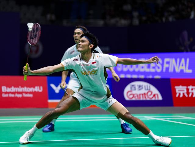 (260726) -- CHANGZHOU, July 26, 2026 (Xinhua) -- Fajar Alfian/Muhammad Shohibul Fikri (front) compete during the men's doubles final match between Fajar Alfian/Muhammad Shohibul Fikri of Indonesia and Kim Won Ho/Seo Seung Jae of South Korea at the China Open 2026 badminton tournament in Changzhou, east China's Jiangsu Province, July 26, 2026. (Xinhua/Sun Fei)