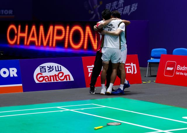 (260726) -- CHANGZHOU, July 26, 2026 (Xinhua) -- Fajar Alfian (R)/Muhammad Shohibul Fikri (C) celebrate victory after winning the men's doubles final match between Fajar Alfian/Muhammad Shohibul Fikri of Indonesia and Kim Won Ho/Seo Seung Jae of South Korea at the China Open 2026 badminton tournament in Changzhou, east China's Jiangsu Province, July 26, 2026. (Xinhua/Sun Fei)