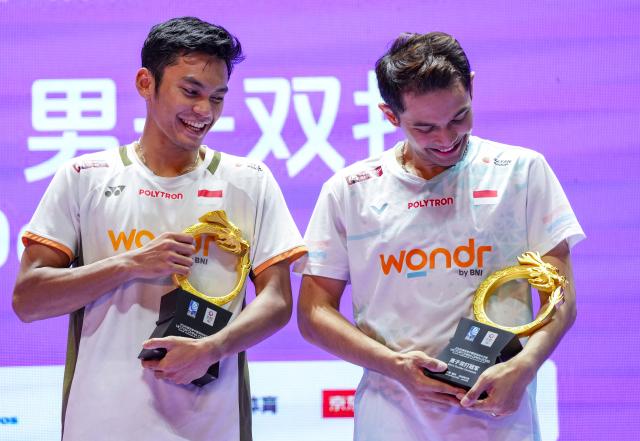 (260726) -- CHANGZHOU, July 26, 2026 (Xinhua) -- Fajar Alfian (R)/Muhammad Shohibul Fikri react during the victory ceremony after the men's doubles final match between Fajar Alfian/Muhammad Shohibul Fikri of Indonesia and Kim Won Ho/Seo Seung Jae of South Korea at the China Open 2026 badminton tournament in Changzhou, east China's Jiangsu Province, July 26, 2026. (Xinhua/Sun Fei)