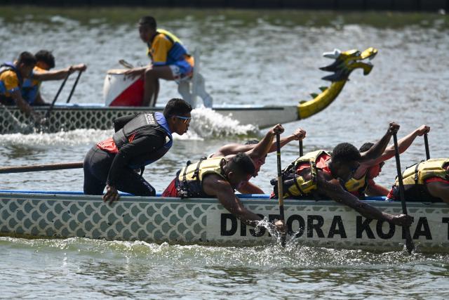(260726) -- TANGERANG, July 26, 2026 (Xinhua) -- Teams compete in a dragon boat race during the Cisadane Festival in Tangerang, Banten Province, Indonesia, July 26, 2026.
  The Cisadane Festival is an annual cultural celebration held in Tangerang, Banten Province, featuring dragon boat races, traditional cultural performances, local cuisine and exhibitions. (Xinhua/Zulkarnain)