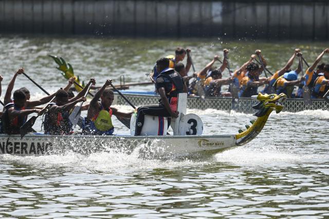 (260726) -- TANGERANG, July 26, 2026 (Xinhua) -- Teams compete in a dragon boat race during the Cisadane Festival in Tangerang, Banten Province, Indonesia, July 26, 2026.
  The Cisadane Festival is an annual cultural celebration held in Tangerang, Banten Province, featuring dragon boat races, traditional cultural performances, local cuisine and exhibitions. (Xinhua/Zulkarnain)