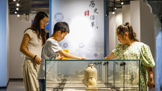 (260726) -- BEIJING, July 26, 2026 (Xinhua) -- People visit Sihong museum in Sihong County, east China's Jiangsu Province, July 26, 2026. Museums have become popular in hot summer in many regions across China, drawing large crowds seeking both knowledge and coolness. (Photo by Xu Changliang/Xinhua)