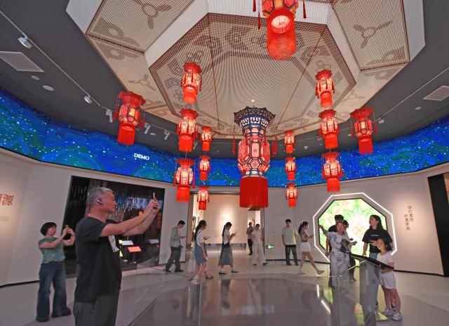 (260726) -- BEIJING, July 26, 2026 (Xinhua) -- People look at exhibits at a museum in Xianju County of Taizhou, east China's Zhejiang Province, July 24, 2026. Museums have become popular in hot summer in many regions across China, drawing large crowds seeking both knowledge and coolness. (Photo by Wang Huabin/Xinhua)