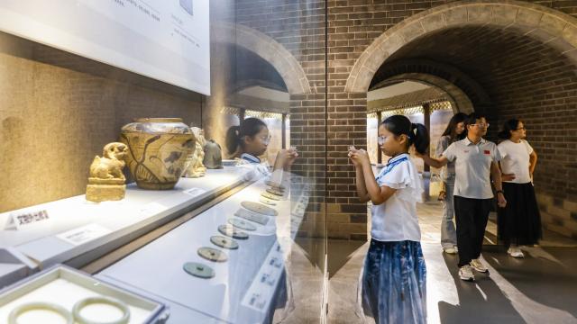 (260726) -- BEIJING, July 26, 2026 (Xinhua) -- People visit Sihong museum in Sihong County, east China's Jiangsu Province, July 26, 2026. Museums have become popular in hot summer in many regions across China, drawing large crowds seeking both knowledge and coolness. (Photo by Xu Changliang/Xinhua)