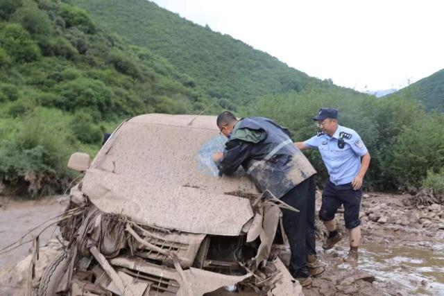 (260726) -- WEIYUAN, July 26, 2026 (Xinhua) -- Rescue operations are underway at the flood-hit area in Weiyuan County, northwest China's Gansu Province, July 26, 2026. China's office of the State Flood Control and Drought Relief Headquarters and the Ministry of Emergency Management (MEM) have dispatched a work team to northwest China's Gansu Province on Sunday to guide local relief efforts after a flash flood caused casualties.
  The headquarters has activated a Level-IV flood prevention emergency response for the province, the MEM said.
  The flash flood, triggered by sudden heavy rainfall, hit a scenic area in Weiyuan County, Dingxi City, on Sunday afternoon, leaving 10 people dead and 23 injured as of 6 p.m. (Weiyuan Public Security Bureau/Handout via Xinhua)