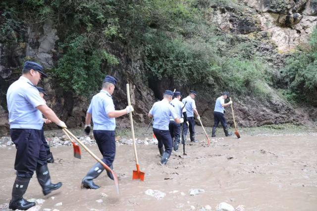 (260726) -- WEIYUAN, July 26, 2026 (Xinhua) -- Rescue operations are underway at the flood-hit area in Weiyuan County, northwest China's Gansu Province, July 26, 2026. China's office of the State Flood Control and Drought Relief Headquarters and the Ministry of Emergency Management (MEM) have dispatched a work team to northwest China's Gansu Province on Sunday to guide local relief efforts after a flash flood caused casualties.
  The headquarters has activated a Level-IV flood prevention emergency response for the province, the MEM said.
  The flash flood, triggered by sudden heavy rainfall, hit a scenic area in Weiyuan County, Dingxi City, on Sunday afternoon, leaving 10 people dead and 23 injured as of 6 p.m. (Weiyuan Public Security Bureau/Handout via Xinhua)