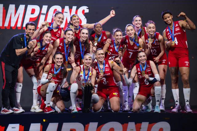 (260726) -- MACAO, July 26, 2026 (Xinhua) -- Team Türkiye pose for photos during the awarding ceremony after the final match between Brazil and Türkiye at the Women's Volleyball Nations League (VNL) 2026 Finals in Macao, south China, July 26, 2026. (Xinhua/Cheong Kam Ka)