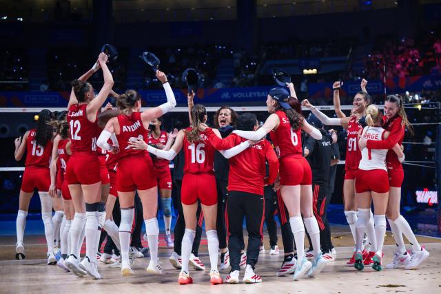 (260726) -- MACAO, July 26, 2026 (Xinhua) -- Players of Türkiye celebrate after winning the final match between Brazil and Türkiye at the Women's Volleyball Nations League (VNL) 2026 Finals in Macao, south China, July 26, 2026. (Xinhua/Cheong Kam Ka)
