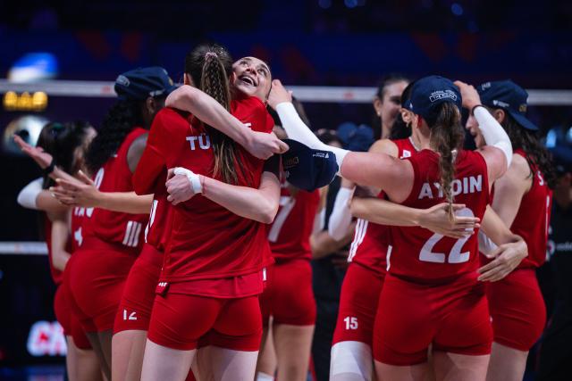 (260726) -- MACAO, July 26, 2026 (Xinhua) -- Players of Türkiye celebrate after winning the final match between Brazil and Türkiye at the Women's Volleyball Nations League (VNL) 2026 Finals in Macao, south China, July 26, 2026. (Xinhua/Cheong Kam Ka)