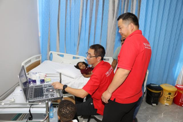 (260726) -- ZANZIBAR, July 26, 2026 (Xinhua) -- A member of the Chinese medical team performs an ultrasound scan on a local child as part of the free diagnosis and treatment services during the outreach clinic in Zanzibar, Tanzania, July 25, 2026. The 35th Chinese medical team in Tanzania's Zanzibar on Saturday conducted a free medical outreach clinic on the island as part of China's "100 Medical Teams in 1,000 Villages" program, aimed at expanding access to healthcare services at the community level. (The 35th Chinese medical team in Tanzania's Zanzibar/Handout via Xinhua)