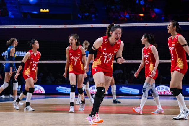 (260727) -- BEIJING, July 27, 2026 (Xinhua) -- Players of China celebrate during the 3rd Place match between China and Italy at the Women's Volleyball Nations League (VNL) 2026 Finals in Macao, south China, July 26, 2026. (Xinhua/Cheong Kam Ka)