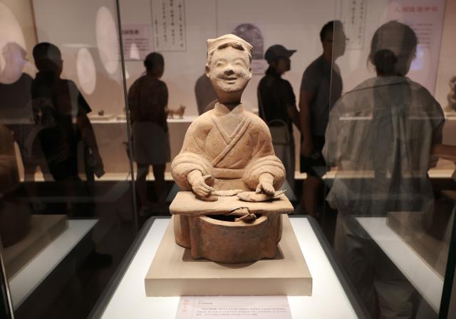 (260727) -- BEIJING, July 27, 2026 (Xinhua) -- People visit the exhibition "Smiles: Imprints of the Chinese Spirit in Cultural Relics" at the Liaoning Provincial Museum in Shenyang, northeast China's Liaoning Province, July 26, 2026.
  The exhibition opened here on Sunday, showcasing more than 300 artifacts from 38 museums and cultural institutions nationwide to decode cultural expressions of joy and spiritual values throughout Chinese history. (Xinhua/Li Gang)