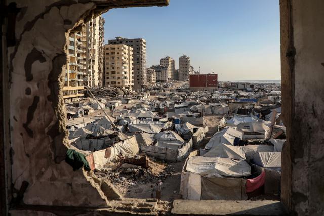 (260727) -- BEIJING, July 27, 2026 (Xinhua) -- This photo taken on July 25, 2026 shows tents of displaced Palestinians in Gaza City. (Photo by Rizek Abdeljawad/Xinhua)