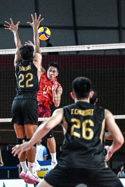 (260727) -- JAKARTA, July 27, 2026 (Xinhua) -- Phuong Dinh (2nd L) of Vietnam spikes the ball during the final match between Vietnam and Thailand of the Men's SEA Volleyball Cup 2026 Second Leg at Velodrome Stadium in Jakarta, Indonesia, July 26, 2026. (Xinhua/Agung Kuncahya B.)