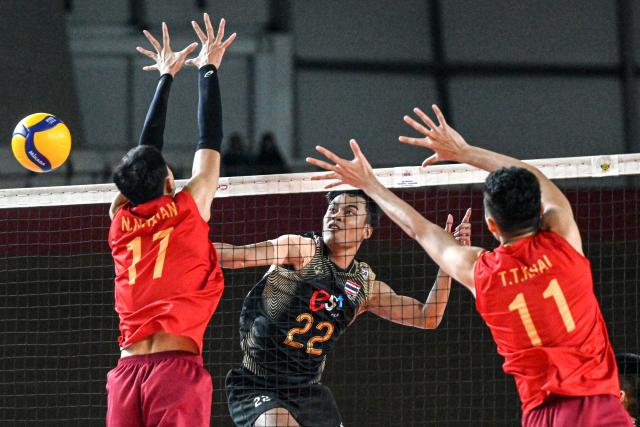 (260727) -- JAKARTA, July 27, 2026 (Xinhua) -- Anurak Phanram (C) of Thailand spikes the ball during the final match between Vietnam and Thailand of the Men's SEA Volleyball Cup 2026 Second Leg at Velodrome Stadium in Jakarta, Indonesia, July 26, 2026. (Xinhua/Agung Kuncahya B.)