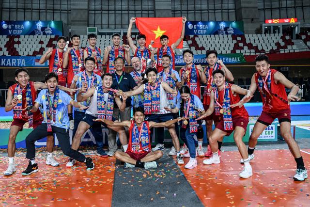 (260727) -- JAKARTA, July 27, 2026 (Xinhua) -- Team Vietnam pose for photos after the awarding ceremony after the final match between Vietnam and Thailand of the Men's SEA Volleyball Cup 2026 Second Leg at Velodrome Stadium in Jakarta, Indonesia, July 26, 2026. (Xinhua/Agung Kuncahya B.)