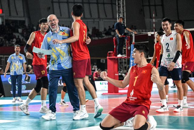 (260727) -- JAKARTA, July 27, 2026 (Xinhua) -- Rampazzo Federico (3rd L), head coach of Vietnam celebrate scoring with players during the final match between Vietnam and Thailand of the Men's SEA Volleyball Cup 2026 Second Leg at Velodrome Stadium in Jakarta, Indonesia, July 26, 2026. (Xinhua/Agung Kuncahya B.)