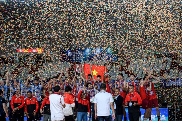 (260727) -- JAKARTA, July 27, 2026 (Xinhua) -- Team Vietnam celebrate during the awarding ceremony after the final match between Vietnam and Thailand of the Men's SEA Volleyball Cup 2026 Second Leg at Velodrome Stadium in Jakarta, Indonesia, July 26, 2026. (Xinhua/Agung Kuncahya B.)