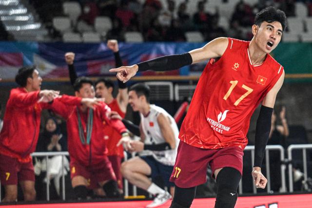 (260727) -- JAKARTA, July 27, 2026 (Xinhua) -- Ngoc Thuan Nguyen (R) of Vietnam celebrates scoring during the final match between Vietnam and Thailand of the Men's SEA Volleyball Cup 2026 Second Leg at Velodrome Stadium in Jakarta, Indonesia, July 26, 2026. (Xinhua/Agung Kuncahya B.)