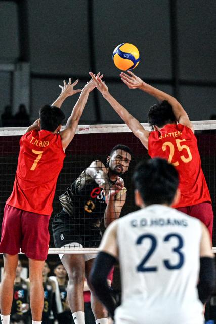 (260727) -- JAKARTA, July 27, 2026 (Xinhua) -- Napadet Bhinijdee (2nd L) of Thailand spikes the ball during the final match between Vietnam and Thailand of the Men's SEA Volleyball Cup 2026 Second Leg at Velodrome Stadium in Jakarta, Indonesia, July 26, 2026. (Xinhua/Agung Kuncahya B.)