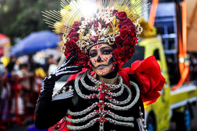 (260727) -- JEMBER, July 27, 2026 (Xinhua) -- A performer participates in the Jember Fashion Carnival 2026 in Jember, East Java, Indonesia, July 26, 2026. Held under the theme of Humanity, Earth, and Life (HEAL), this year's carnival highlights humanity, environmental sustainability, and the relationship between people and nature. (Photo by Sahlan Kurniawan/Xinhua)