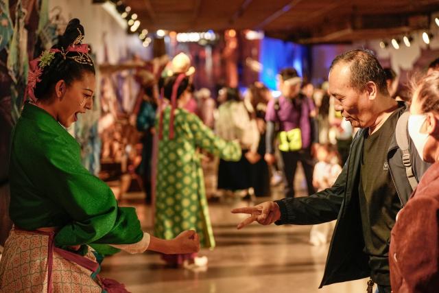 (260727) -- BEIJING, July 27, 2026 (Xinhua) -- A visitor interacts with a performer at the Xixia Imperial Tombs scenic area in Yinchuan, northwest China's Ningxia Hui Autonomous Region, May 5, 2026. (Xinhua/Yang Zhisen)